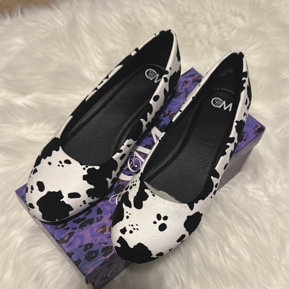 Women's Black and White Flats - Picture 1 of 7